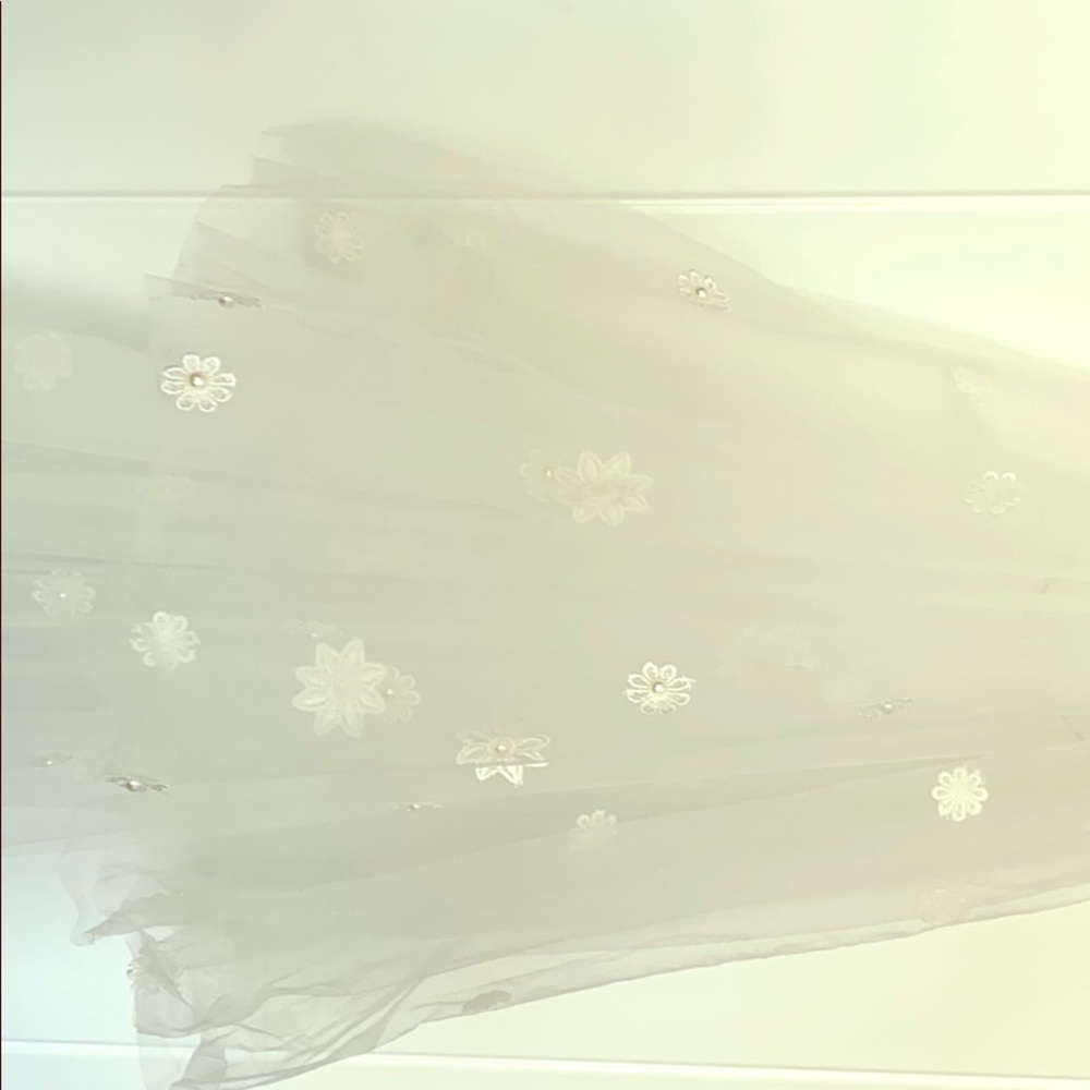 Beautiful new off white 3D 2-tier wedding veil